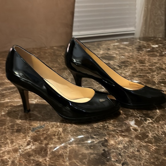 Cole Haan peep toe black Patton pumps with red cloth bag. Size 8 1/2 B. - Picture 3 of 4